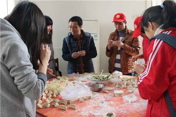 校“文明使者”服务队开展雷锋月敬老院公益活动-湖南师范大学网站