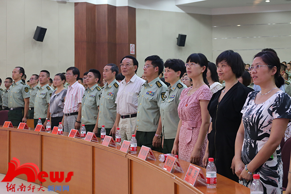 武警部队优秀大学生干部先进事迹报告会在我校