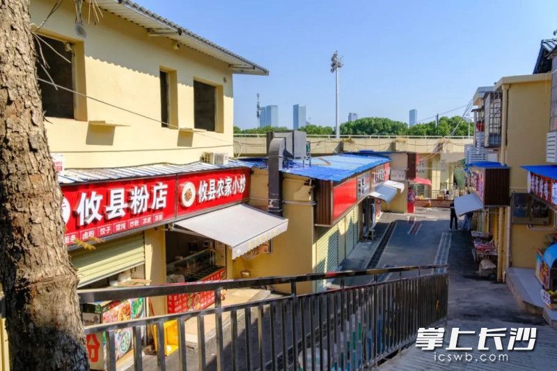 整改后,“油烟街”焕然一新,安全感十足。 整改后,“油烟街”焕然一新,安全感十足。