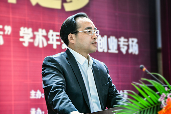 圣商集团董事长_圣农集团董事长全家照