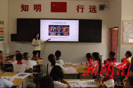 湖南师范大学美术学院绘梦队开展土家织锦调研活动