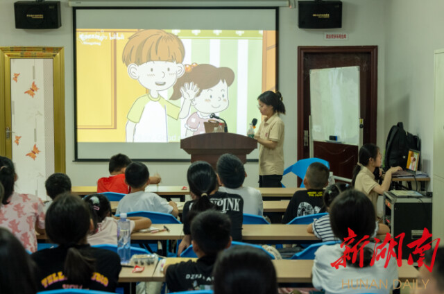 湖南师范大学公共管理学院“半月弯弯 微光点点”赴宁乡市基层服务团开展三下乡活动