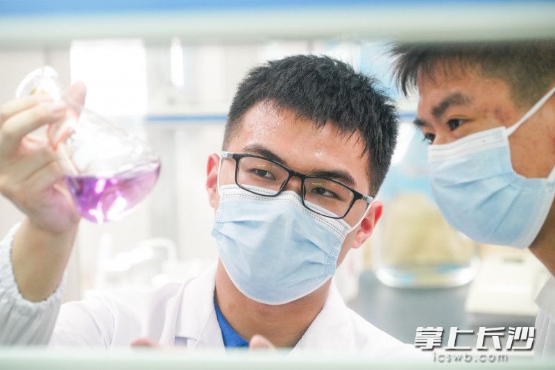 在黄章毅的伯乐兼教练蔡忠华看来,学生成功的背后靠的是坚定的毅力和超强的执行力。 在黄章毅的伯乐兼教练蔡忠华看来,学生成功的背后靠的是坚定的毅力和超强的执行力。