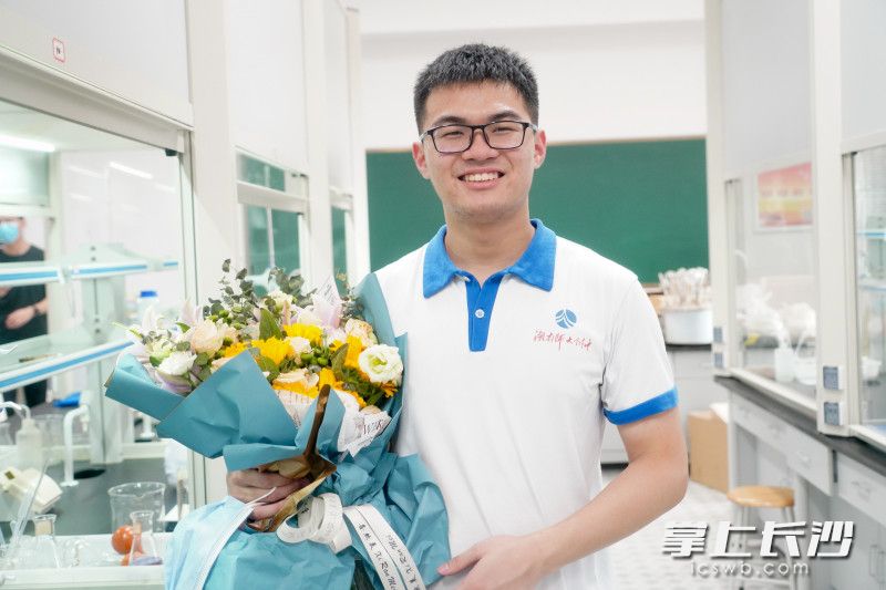 8月3日下午,载誉归来的17岁少年黄章毅和记者分享了他的金牌故事。 8月3日下午,载誉归来的17岁少年黄章毅和记者分享了他的金牌故事。