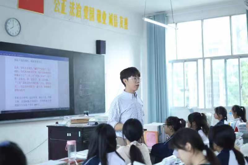 湖南省高校“最美大学生”、湖南师范大学研究生邓郭欢开展师范生教育实习。单位供图
