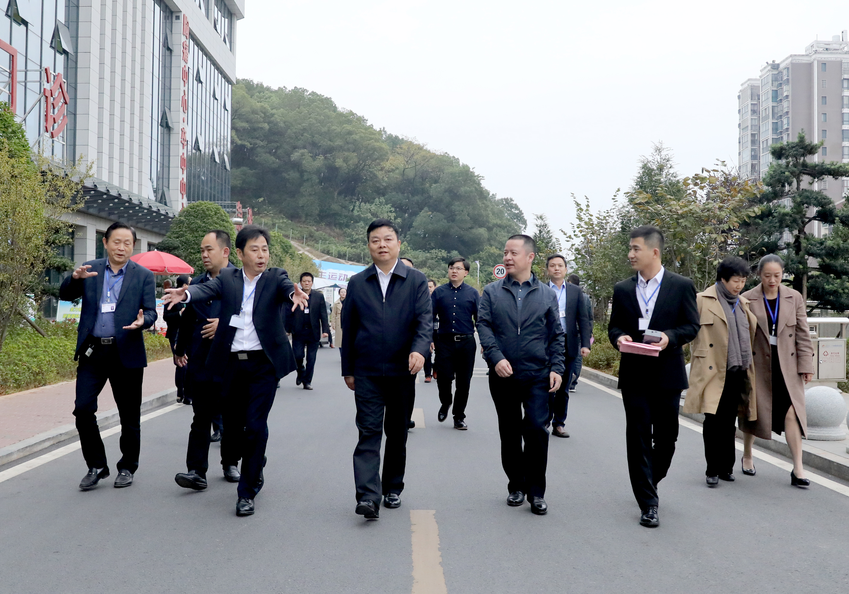 醴陵市委书记胡湘之一行赴我校附属湘东医院召开现场办公会