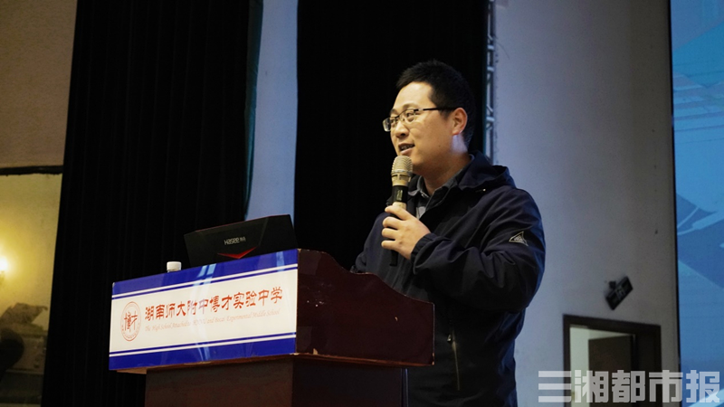 ( 李卓老师正声情并茂地演讲)