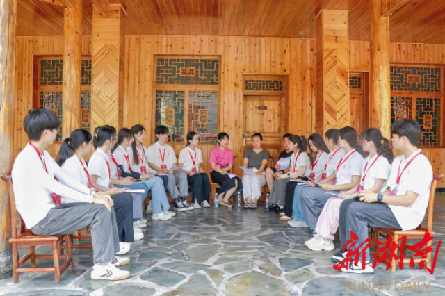 怀化市沅陵县杜家坪乡乡长一行同湖南师范大学博士服务团暨文化创意工坊队开展交流座谈