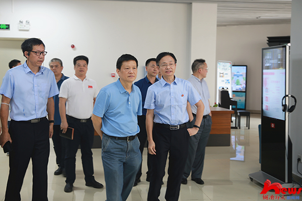 校领导赴图书馆考察调研