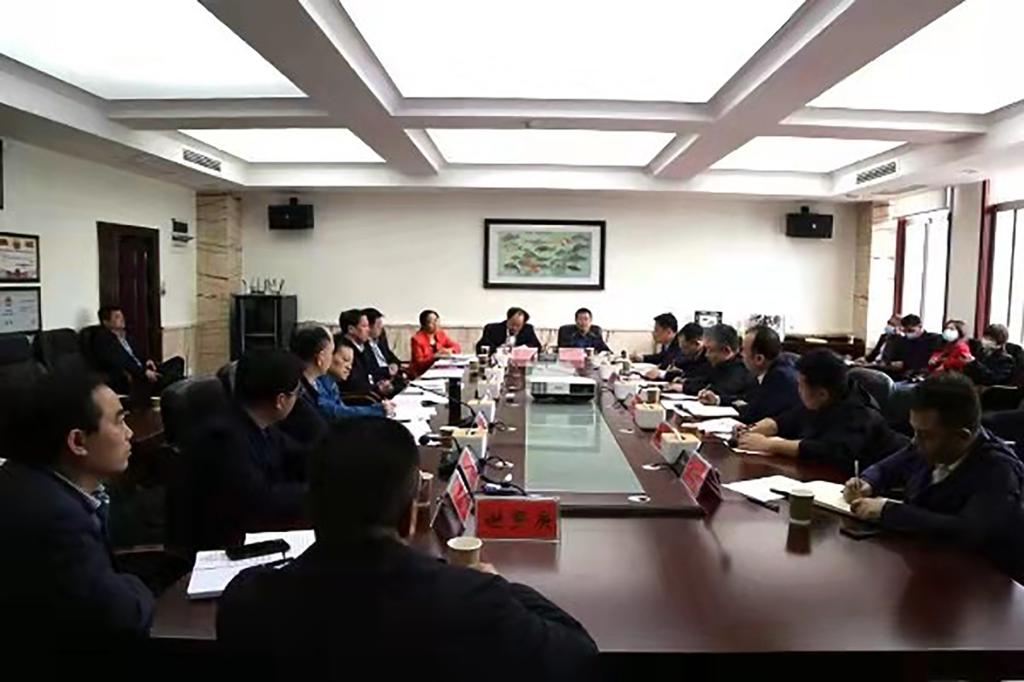 岳麓区区委书记周凡、区长蔡锋一行来校调研