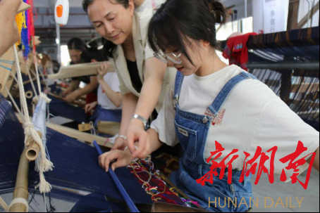 湖南师范大学美术学院绘梦队开展土家织锦调研活动