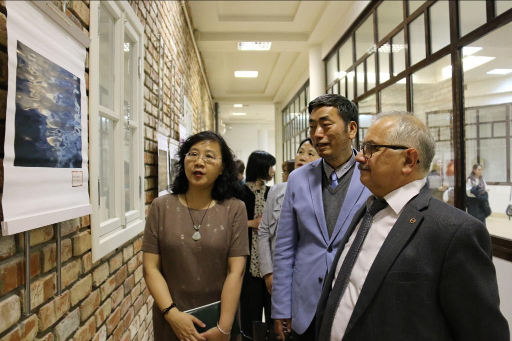 黎大志赴喀举办"舞光弄影"摄影展